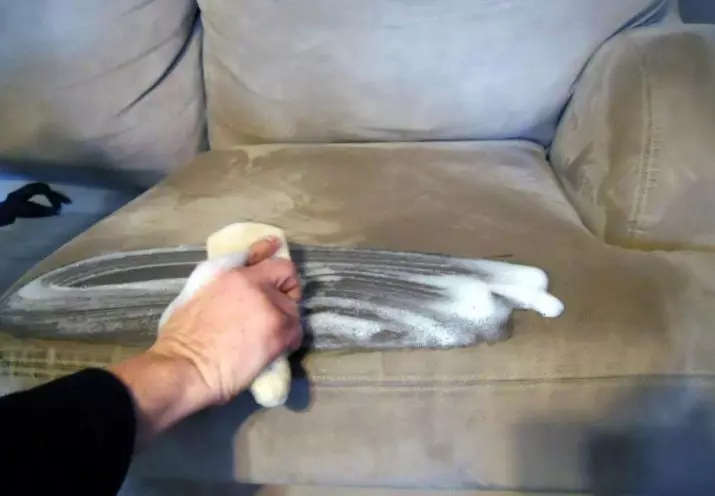 Pulizia del divano a casa (50 foto): come pulire rapidamente ed efficacemente la tappezzeria del tessuto dalla sporcizia e scivolare con le tue mani? 11092_47
