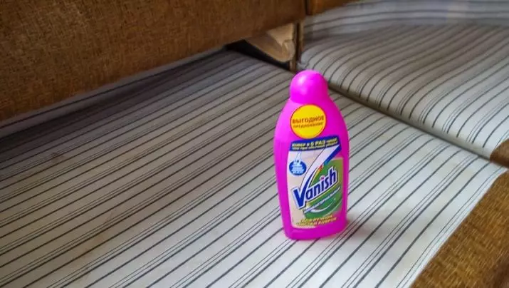 De Sofa thuis schoonmaken (50 foto's): Hoe snel en effectief de bekleding van de stof van vuil en dia te reinigen met uw eigen handen? 11092_50