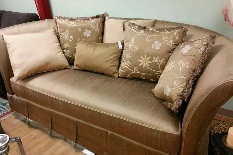 Rengøring af sofaen hjemme (50 billeder): Hvordan man hurtigt og effektivt rengør stoffets polstring fra snavs og glide med dine egne hænder? 11092_9