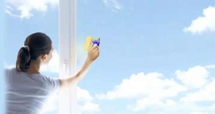 Bàn chải giặt cửa sổ (34 ảnh): Tùy chọn làm sạch ở cả hai mặt, các sản phẩm hai mặt với tay cầm kính thiên văn, các tùy chọn để rửa bên ngoài 11098_17