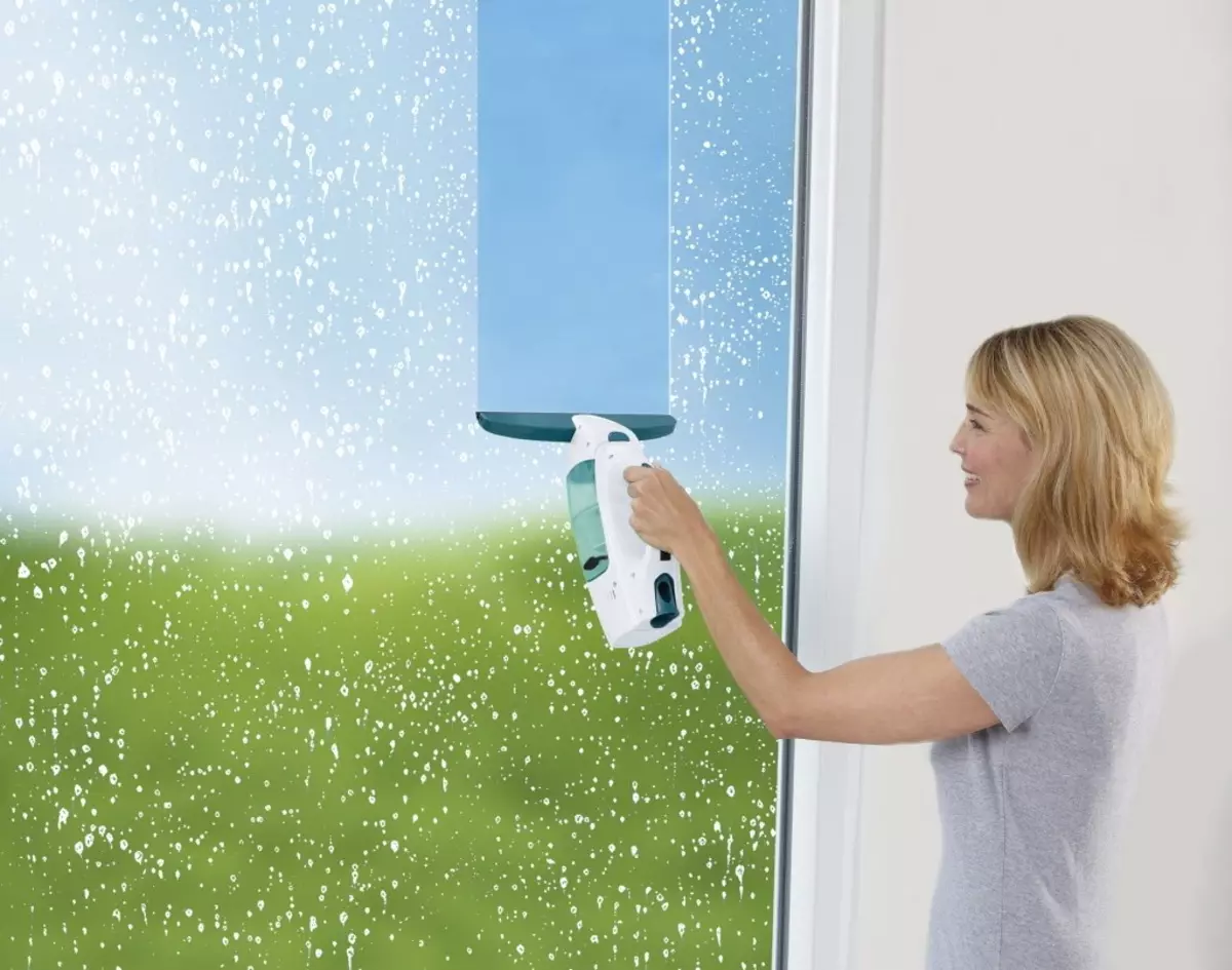 Bàn chải giặt cửa sổ (34 ảnh): Tùy chọn làm sạch ở cả hai mặt, các sản phẩm hai mặt với tay cầm kính thiên văn, các tùy chọn để rửa bên ngoài 11098_24