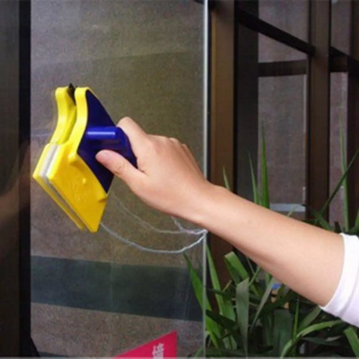 Cepillo de lavado de fiestras (34 fotos): opción de limpeza en ambos os lados, produtos de dobre cara con mango telescópico, opcións para lavar fóra 11098_6