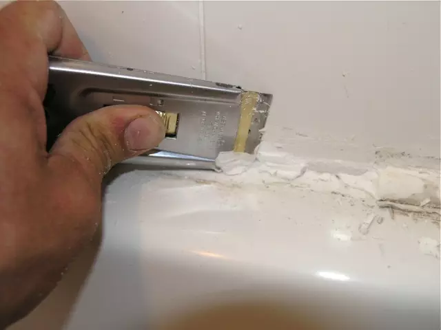 Como lavar a espuma de montagem? 40 fotos Como limpar a espuma de montagem seca com linóleo 11100_35