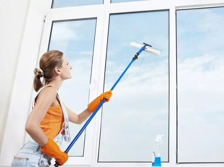 Como lavar as fiestras? 36 foto que o lavado de vidro sen dividirse de manchas e contaminantes na casa, como limpar rapidamente os revestimentos de plástico despois da reparación 11108_32