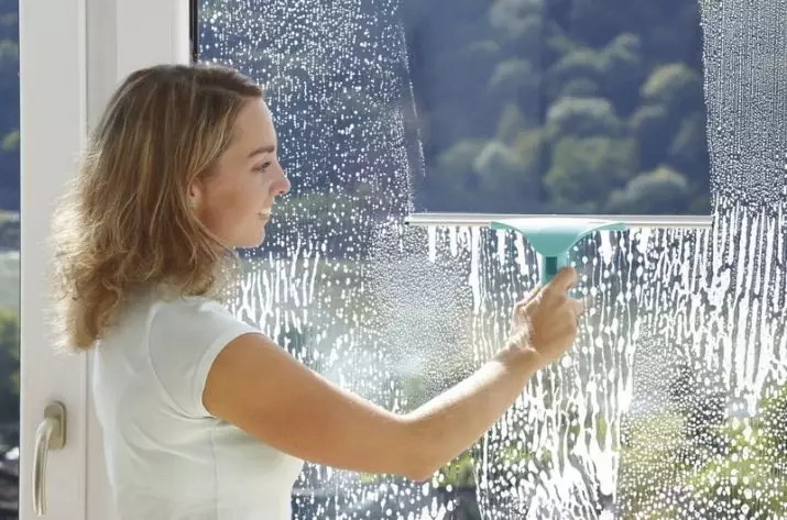Como lavar as fiestras? 36 foto que o lavado de vidro sen dividirse de manchas e contaminantes na casa, como limpar rapidamente os revestimentos de plástico despois da reparación 11108_34