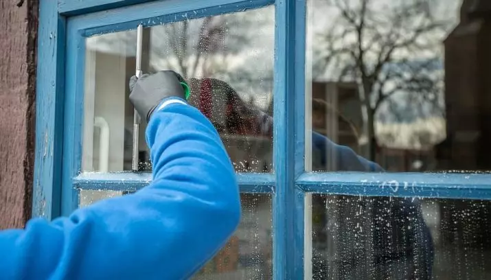 Como lavar as fiestras? 36 foto que o lavado de vidro sen dividirse de manchas e contaminantes na casa, como limpar rapidamente os revestimentos de plástico despois da reparación 11108_35