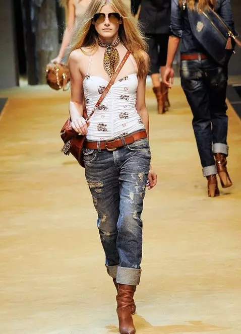 Jeans lyukakkal: 120 fotó női szivárgás farmer, amely visel 1111_22