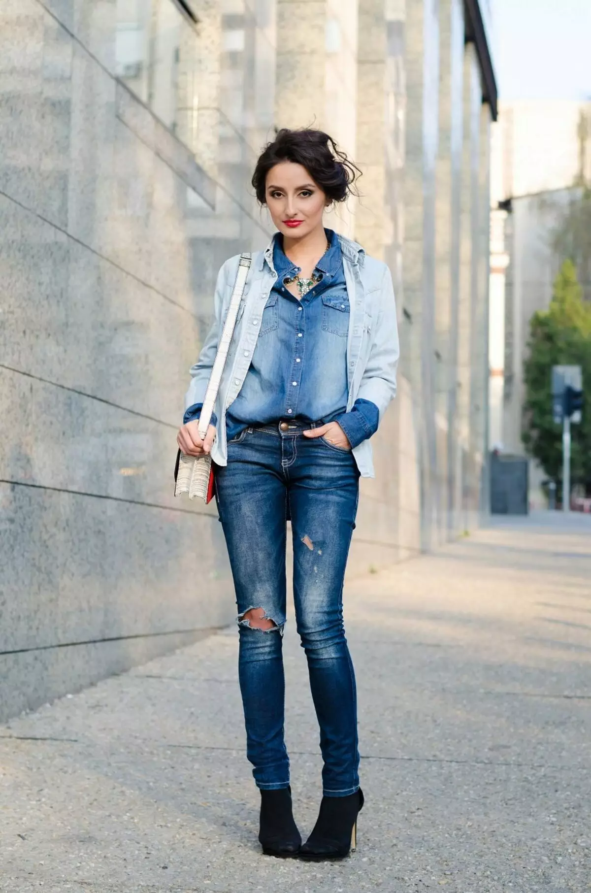 Jeans med huller: 120 billeder af kvindelige lækker jeans, som iført 1111_59