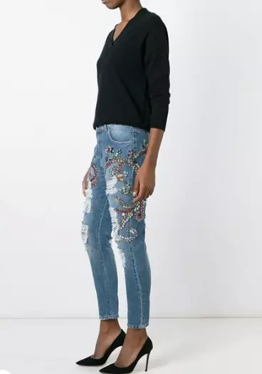 Jeans lyukakkal: 120 fotó női szivárgás farmer, amely visel 1111_7