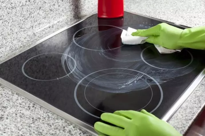 Comment laver la dalle de verre-céramique de Nagara à la maison? 12 Photo Comment nettoyer la surface en céramique du poêle électrique des taches 11128_2