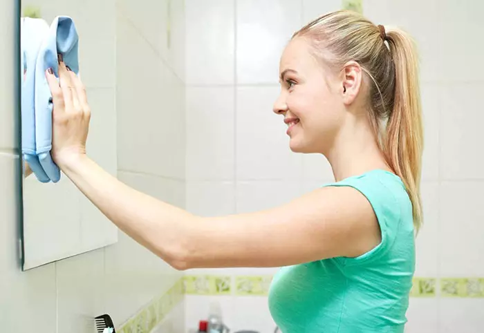 Com rentar el mirall sense divorcis? 29 fotos Com i què netejar el producte al bany des d'un diputat de calç fins a la brillantor perfecta a casa 11131_9