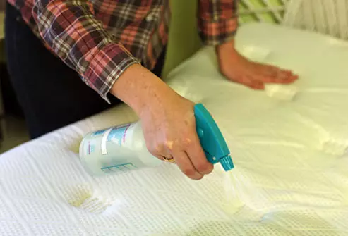 Як почистити матрац (28 фото): як і чим прибрати плями від дитячої сечі в домашніх умовах, як прати непромокальний і ортопедичний матрац 11137_11