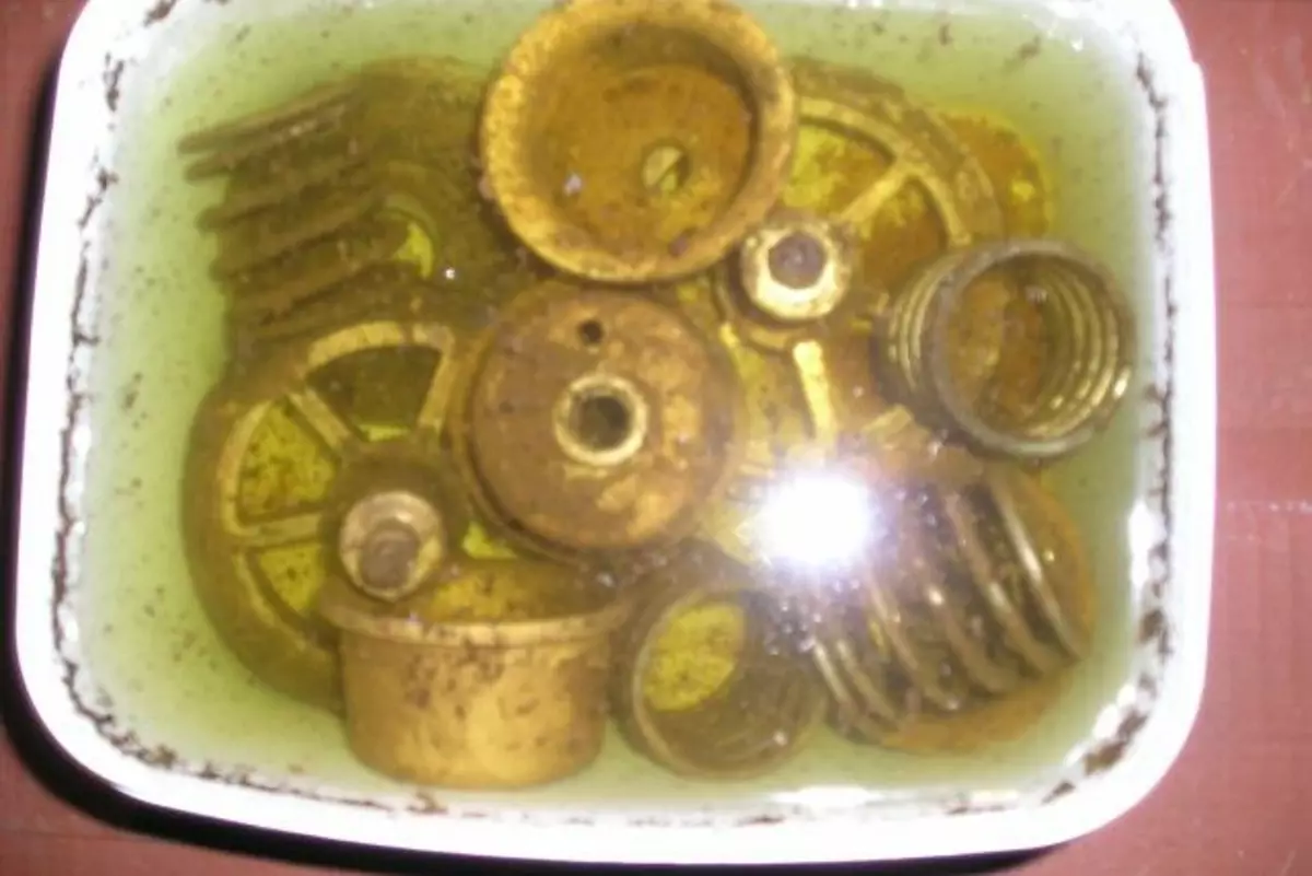 如何在家裡清潔黃銅？ 16照片如何清潔黃銅茶炊和其他產品從外面閃耀 11138_7