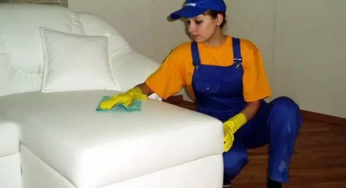 Kā tīrīt dīvānu mājās? 40 Ko noņemt netīrumu traipus bez laulības šķiršanas no apdares auduma, kā mazgāt mēbeļu virsmu soda, etiķa vai 