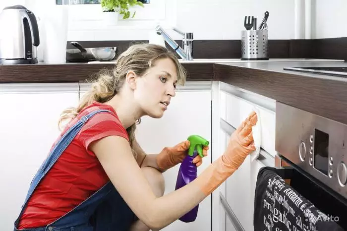 วิธีการล้างห้องครัวจากไขมัน? (36 รูป) กว่าที่จะทำความสะอาดเฟอร์นิเจอร์จากดินและวิธีการกำจัดไขมันบนตู้ครัวชุดหูฟังโดยการเยียวยาพื้นบ้าน 11146_3