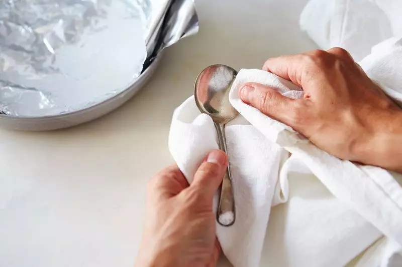 Как да се чисти сребро сода? 24 снимки Как да linse сребро използване фолио у дома си, е възможно да се премахне черен оцет 11149_16