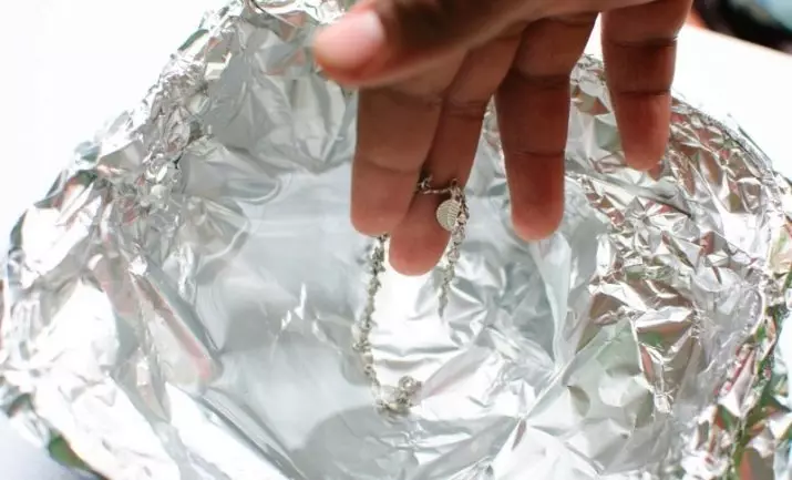 Как да се чисти сребро сода? 24 снимки Как да linse сребро използване фолио у дома си, е възможно да се премахне черен оцет 11149_21