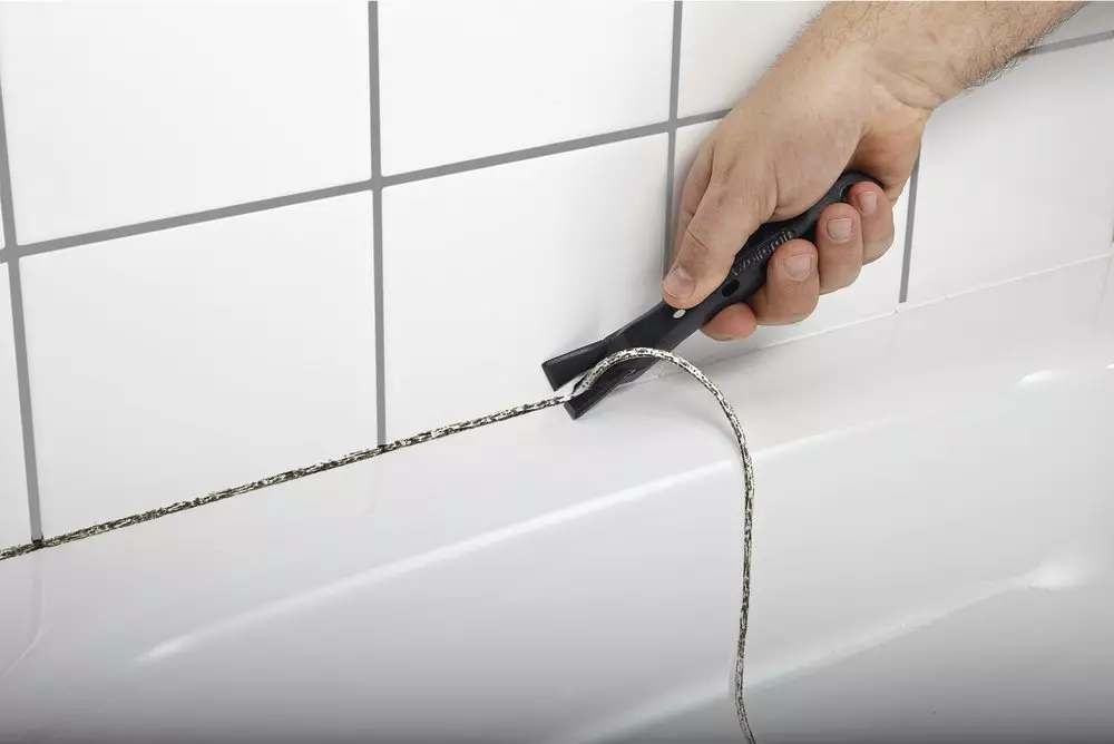 Cum să spălați țiglă în baie de la toamnă: Cum să scoateți mucegaiul pe cusături și să spălați țigla de la limetroke la glitterul de cameră și să se amestece cu agenți de uz casnic 11154_12