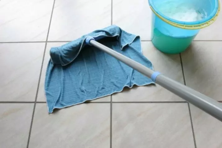 Ako umývať dlaždicu v kúpeľni od pádu: Ako odstrániť formu na švy a umyť dlaždice z limetrooku do miestnosti leskne, a od injektácie s agenti pre domácnosť 11154_14
