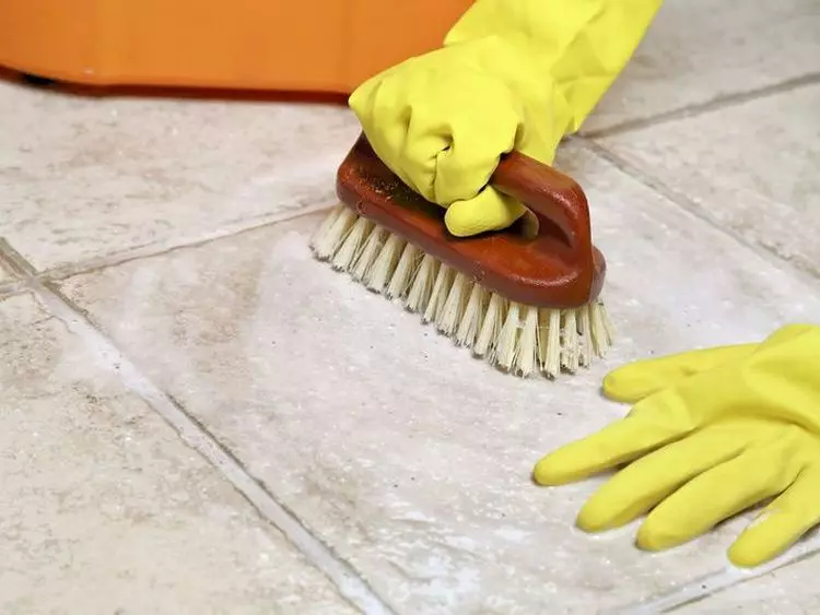 Ako umývať dlaždicu v kúpeľni od pádu: Ako odstrániť formu na švy a umyť dlaždice z limetrooku do miestnosti leskne, a od injektácie s agenti pre domácnosť 11154_18