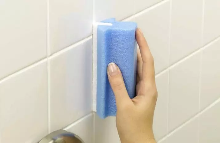 Como lavar o azulejo no banheiro da queda: como remover o mofo nas costuras e lavar a telha do limetroke para a sala brilho, e de rejuntamento com agentes domésticos 11154_23