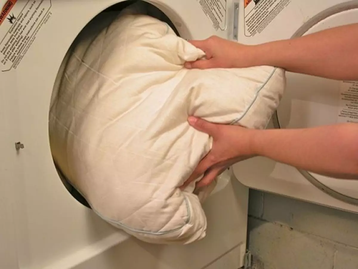 Paano Hugasan ang Perch Pillow sa Home (43 mga larawan): Paano linisin ang modelo mula sa panulat sa washing machine ng bahay 11155_26