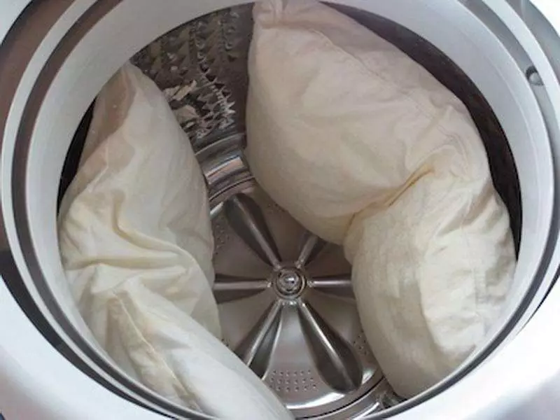 Paano Hugasan ang Perch Pillow sa Home (43 mga larawan): Paano linisin ang modelo mula sa panulat sa washing machine ng bahay 11155_4