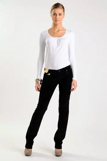 ג 'ינס שחור: מה ללבוש, צמצמו מודלים הדוקים 1118_18
