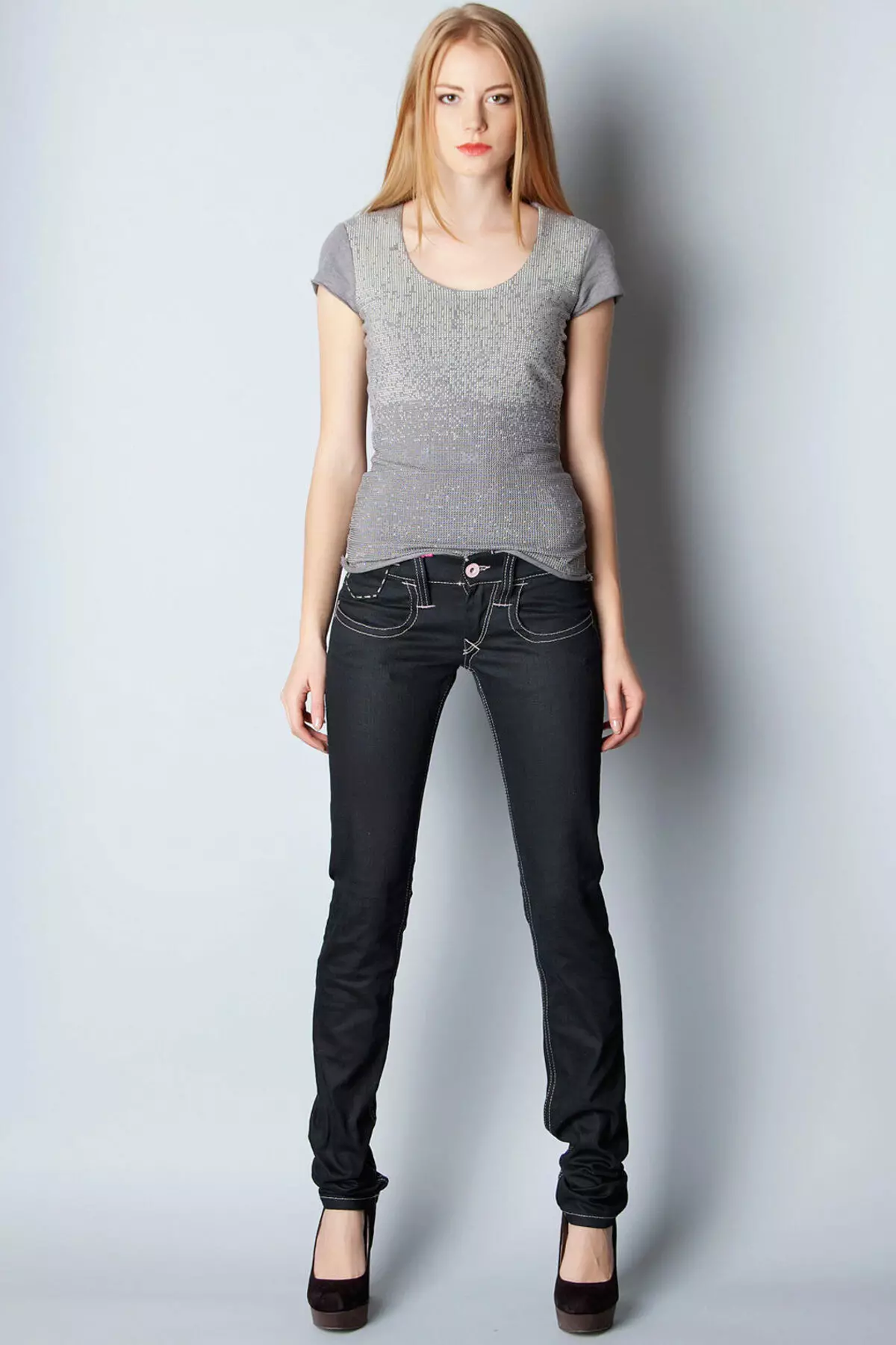ג 'ינס שחור: מה ללבוש, צמצמו מודלים הדוקים 1118_4