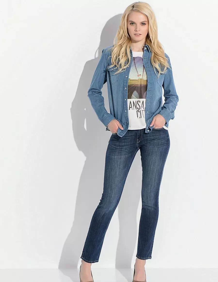 Klasické rovné ženské džínsy s vysokým pristátím (59 fotografií): Čo nosiť 1120_12