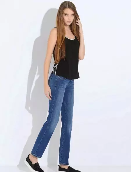 Klasické rovné ženské džínsy s vysokým pristátím (59 fotografií): Čo nosiť 1120_25