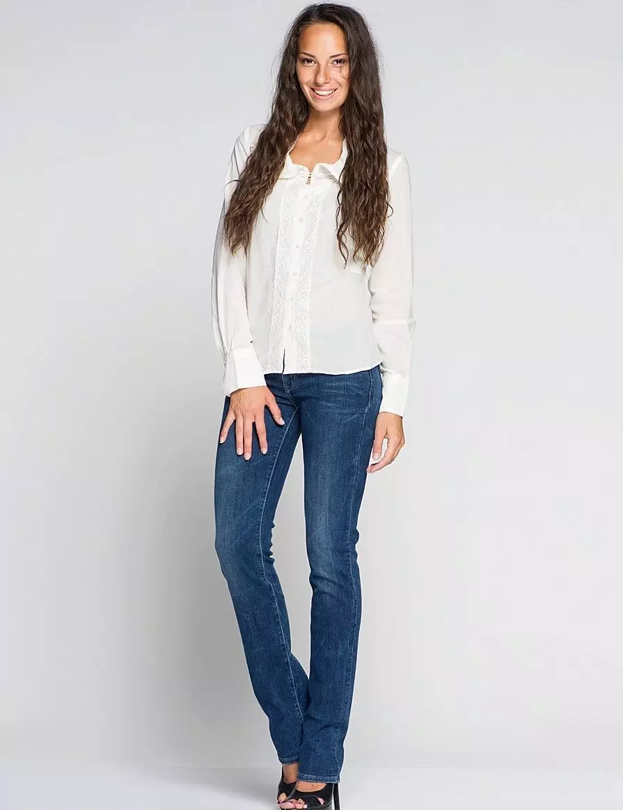 Klasické rovné ženské džínsy s vysokým pristátím (59 fotografií): Čo nosiť 1120_37