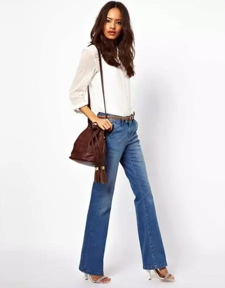 Klasické rovné ženské džínsy s vysokým pristátím (59 fotografií): Čo nosiť 1120_51