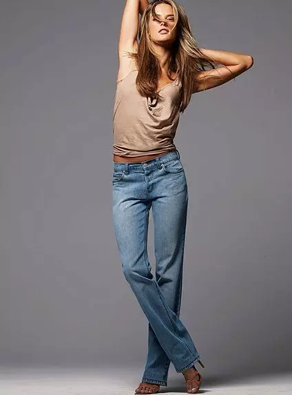 Klasické rovné ženské džínsy s vysokým pristátím (59 fotografií): Čo nosiť 1120_58