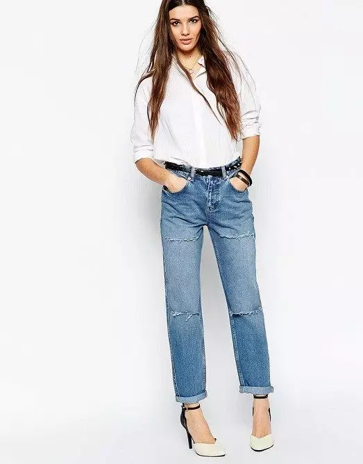 Jeans ripped (68 Ritratti): X'għandek tilbes jeans tad-drenaġġ, xejriet tal-moda 2021 fil-jeans imqatta ', bil-bizzilla, stampi u pruwi 1121_18