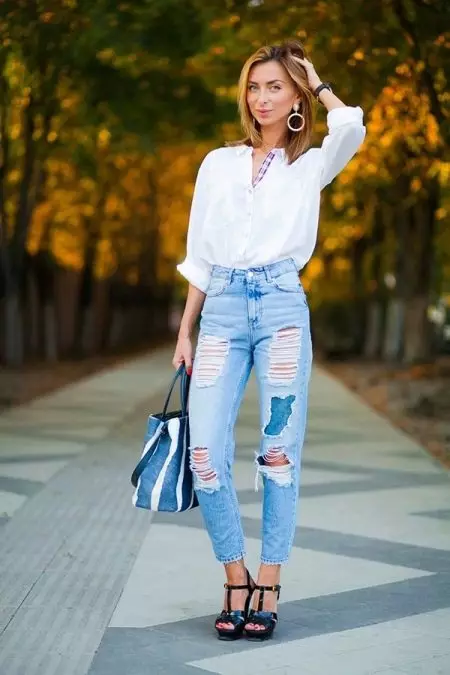 (68 תמונות): מה ללבוש ג'ינס ניקוז, מגמות אופנה 2021 ב ג 'ינס קרוע, עם תחרה, תמונות וקשתות 1121_21
