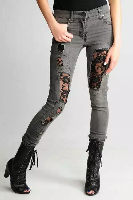 Ripped jeans (68 photos): What to wear drain jeans, fashion trends 2021 in torn jeans, with lace, images and bows 1121_29