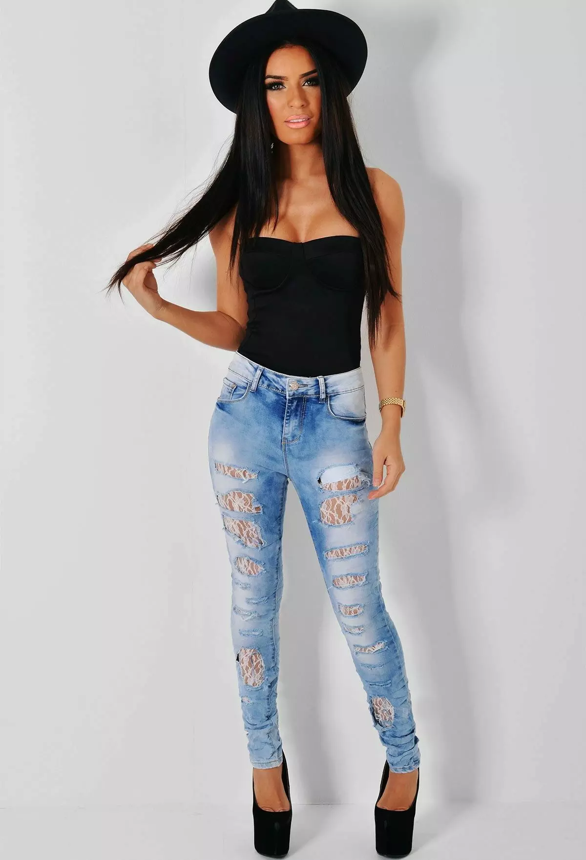 Ripped Jeans (68 Foto): Apa yang perlu memakai seluar jeans, trend fesyen 2021 dalam seluar jeans yang koyak, dengan renda, imej dan busur 1121_32