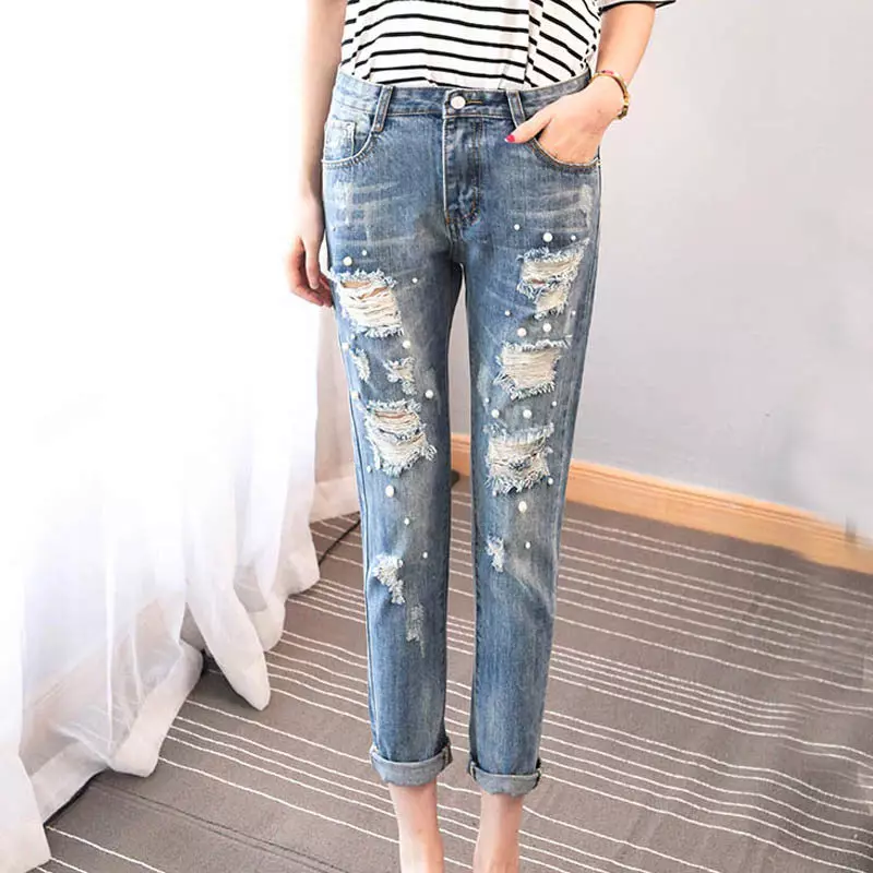 Ripped jeans (68 photos): What to wear drain jeans, fashion trends 2021 in torn jeans, with lace, images and bows 1121_35