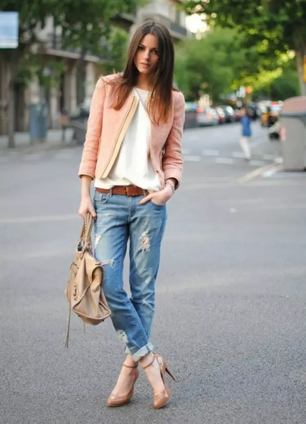 Ripped jeans (68 photos): What to wear drain jeans, fashion trends 2021 in torn jeans, with lace, images and bows 1121_50