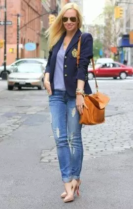 Jeans rasgados (68 fotos): O que usar calças de brim, tendências de moda 2021 em jeans rasgados, com renda, imagens e arcos 1121_51
