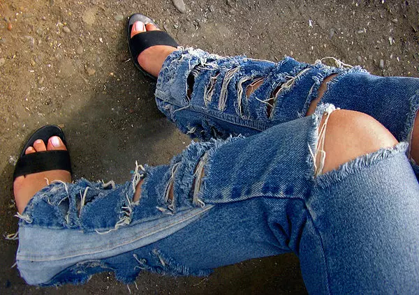 Roztrhané džínsy (68 fotografií): Čo nosiť odtokové džínsy, módne trendy 2021 v roztrhaných džínsoch, s čipkou, obrazmi a luky 1121_8