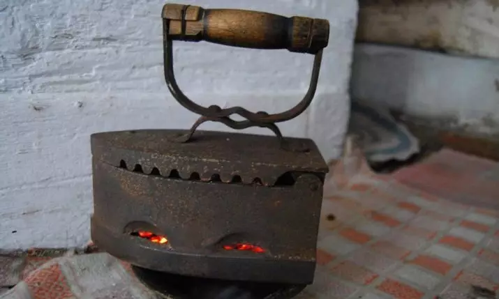 Irons (22 bilder): Historien om opprettelsen av antikke støpejern enheter på kul. Hvem oppfant det første elektriske jern? 11227_17