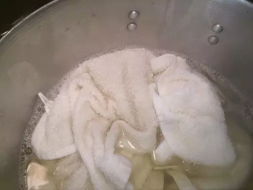 سفید کردن کتانی با روغن آفتابگردان در خانه: دستور غذاها با پودر و کره برای سفید کردن حوله های آشپزخانه سفید 11243_7