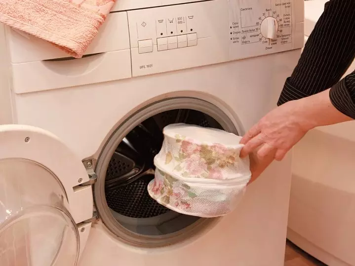 Cum să spălați sutienul alb la domiciliu? 16 Fotografii Cum să dracuți sutienul la îndemână manual decât să spălați lenjeria de corp din petele galbene 11246_11