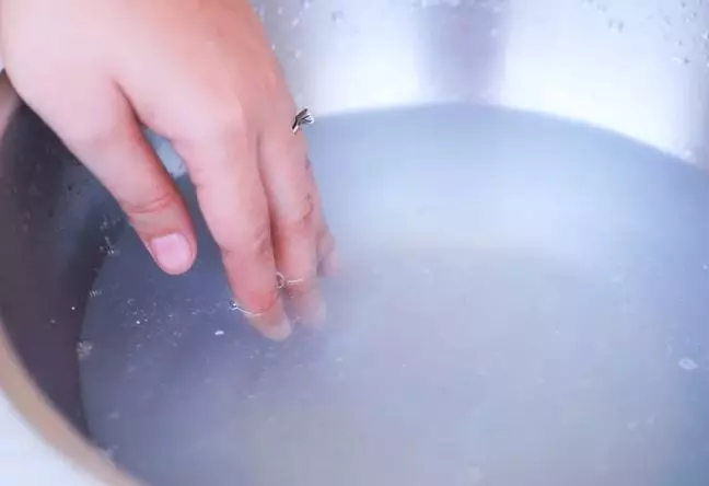 Comment laver le soutien-gorge blanc à la maison? 16 photos Comment baise le soutien-gorge à la main à portée de main que de se laver les sous-vêtements de taches jaunes 11246_6