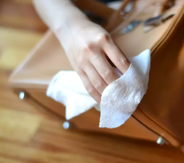 Kako čistiti kožnu torbu kod kuće? 28 fotografija Šta baciti bijeli model izrađen od prave kože, kako odbaciti hrabro mjesto sa laganom kožnom kuhinjom 11250_16