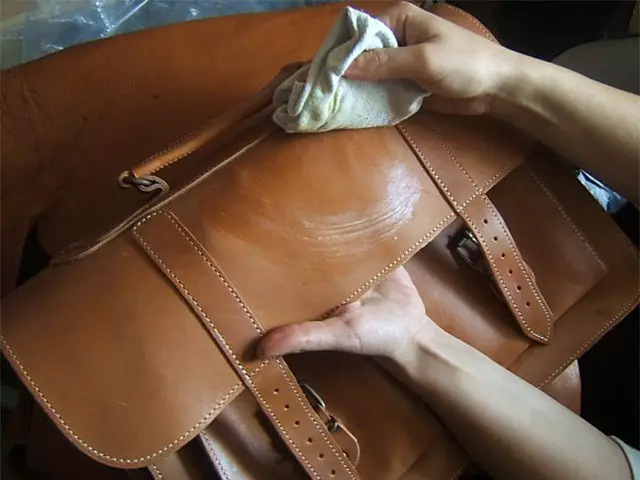 Hogyan tisztítsa meg a bőr táska otthon? 28 Fotó Mit kell dobni egy fehér modellt valódi bőrből, hogyan kell dobni egy merész foltot világos műbőrrel 11250_4