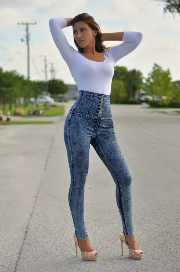 Aukšti juosmens džinsai - moterų džinsai su dideliu nusileidimu (94 nuotraukos): ką dėvėti 1125_36