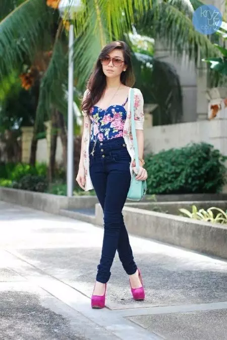กางเกงยีนส์เอวสูง - กางเกงยีนส์ผู้หญิงที่มีการลงจอดสูง (94 รูป): สิ่งที่สวมใส่ 1125_9